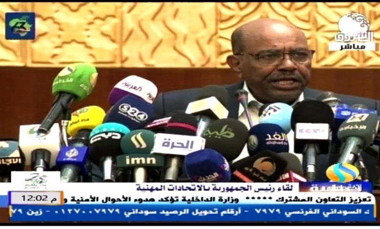 شاهد بالفيديو : خطاب ساخن لرئيس الجمهورية البشير لدى لقاءه بالإتحادات والنقابات المهنية 129108