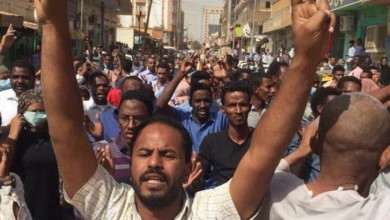 (شهود)..إطلاق غاز مسيل للدموع على المتظاهرين المتجهين نحو القصر الرئاسي في الخرطوم 13