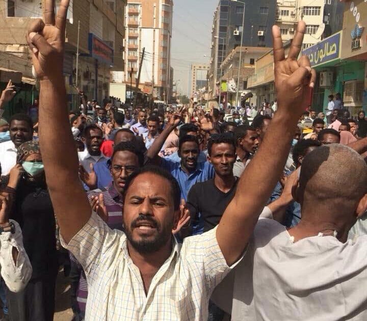(شهود)..إطلاق غاز مسيل للدموع على المتظاهرين المتجهين نحو القصر الرئاسي في الخرطوم 13