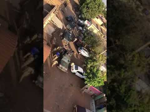 بالفيديو.. قوات الأمن تحاصر عدداً من المتظاهرين وتستخدم القوة المفرطة تجاههم 132505