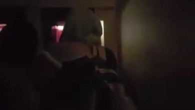 بالفيديو ..قوات الأمن تحاصر فتيات سودانيات داخل غرفة وتحاول كسر الباب 132591