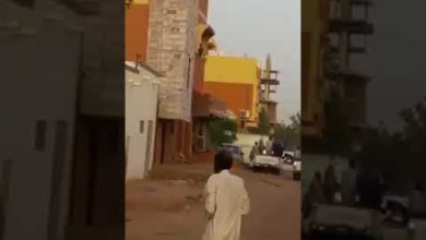 بالفيديو ...الامن السوداني يعتدى على رجل كفيف ويعتقل آخرين 132805