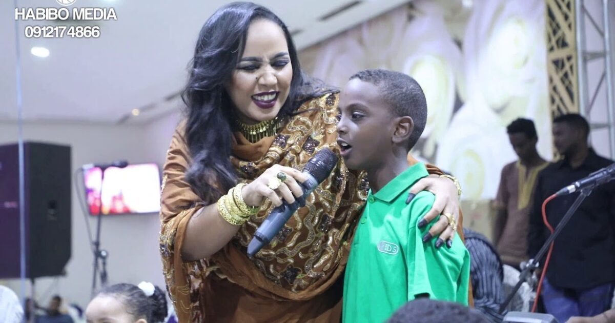 بالفيديو .. ابن الفنانة السودانية هدى عربي يبدع في غناء “الحب هدا” 134082