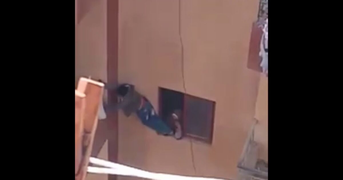 بالفيديو .."طفل البلكونة" بمصر.. خاطرت أمه بحياته لفتح الشقة 134893