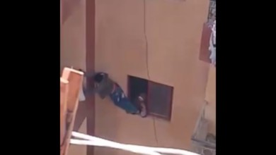 بالفيديو .."طفل البلكونة" بمصر.. خاطرت أمه بحياته لفتح الشقة 134893