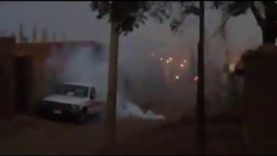 بالفيديو ..البمبان يتسبب بأضرار لأسلاك الكهرباء بشمبات وخروج الشرر وسط صيحات المواطنين 136237