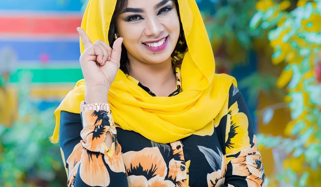شاهد بالفيديو.. نقاش وخلاف حاد بين لاعب كرة القدم السابق “البرنس” والمذيعة الحسناء ريان الظاهر على الهواء.. البرنس: (سبب الخلاف كانت منتظراني وتأخرت عليها) والمذيعة ترد: (تتحدث وكأنك كنت يوم من أولوياتي) 44518749 1976687872449891 7768565670366094495 n