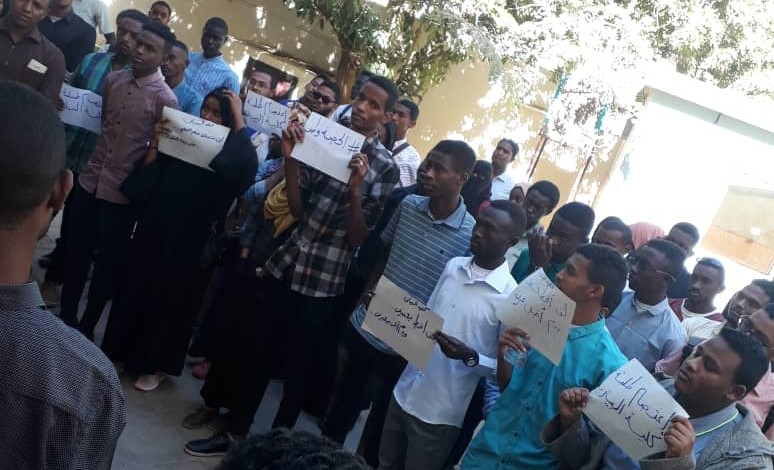 اعتصام كلية البيان والنهضة والشرطة تطلق الغاز داخل الحرم الجامعي بكلية النهضة WhatsApp Image 2019 01 20 at 11.05.38 AM