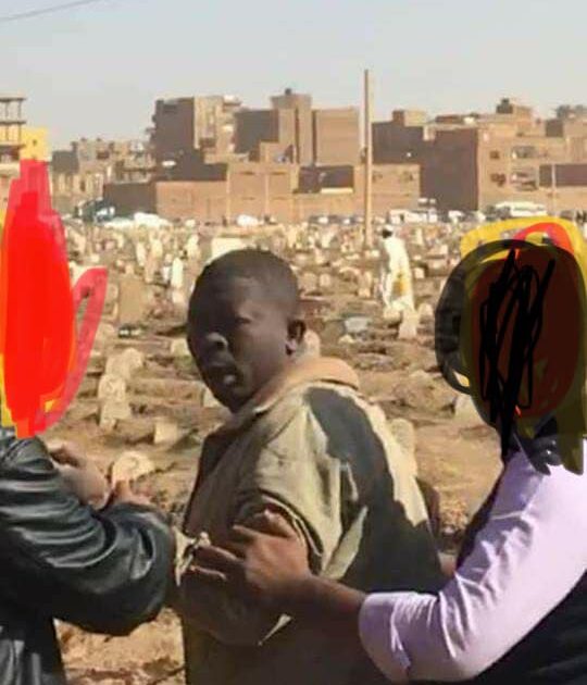 الفيديو كاملاً..لحظة القبض على أحد عناصر الأمن بمقابر الصحافة أثناء تشييع جثمان الشهيد الطبيب بابكر عبدالحميد الامن 1