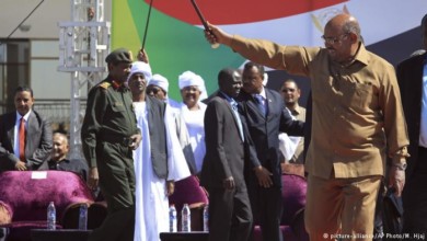 صحيفة إماراتية: تزايد الضغوط على الحكومة السودانية لتسليم أعوان البشير إلى لاهاي البشير بعصاية