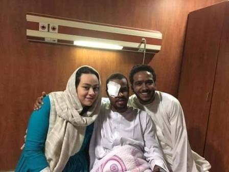 شاهد بالصور .. هدايا تنهال على عروسين المظاهرات السودانية “سامح وجوهرة” العرسان2