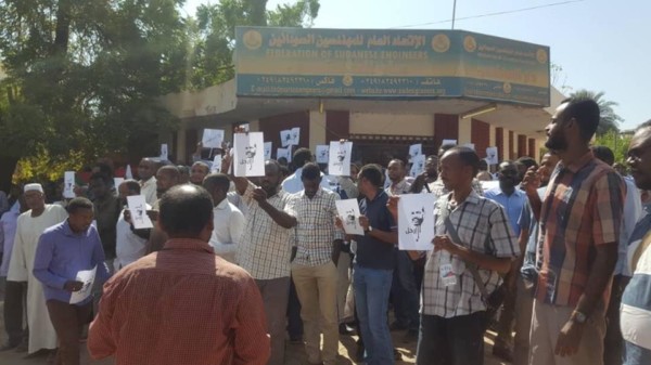 بالصور ..المهندسين السودانيين يطالبون برحيل البشير في وقفة أمام دار المهندس المهندسين 3