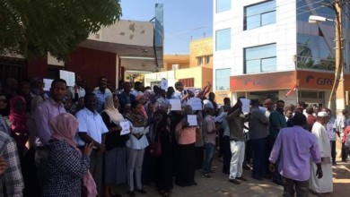 بالصور ..المهندسين السودانيين يطالبون برحيل البشير في وقفة أمام دار المهندس المهندسين 4