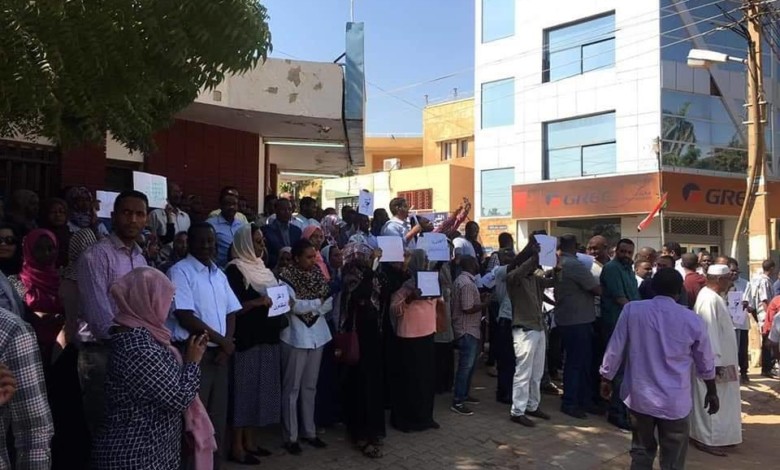 بالصور ..المهندسين السودانيين يطالبون برحيل البشير في وقفة أمام دار المهندس المهندسين 4