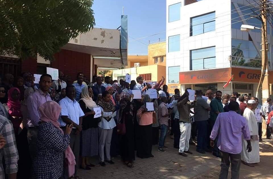 بالصور ..المهندسين السودانيين يطالبون برحيل البشير في وقفة أمام دار المهندس المهندسين 4
