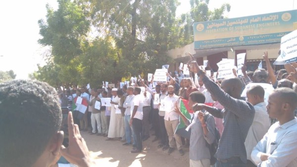 بالصور ..المهندسين السودانيين يطالبون برحيل البشير في وقفة أمام دار المهندس المهندسين2