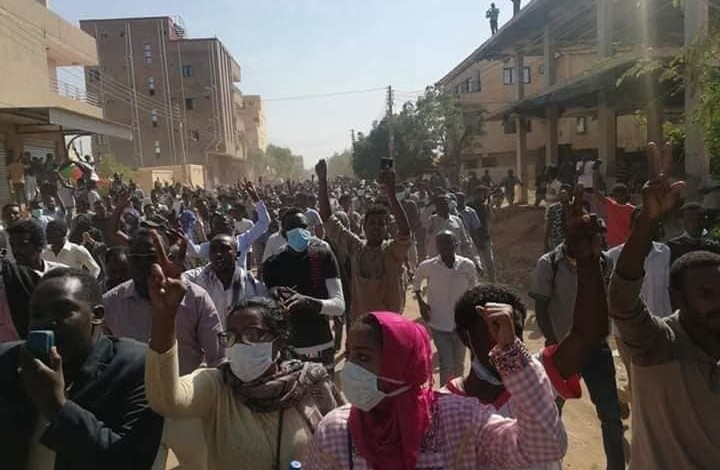 وسط هتافات الحرية والعدالة والسلام والتمسك بالسلمية بحري