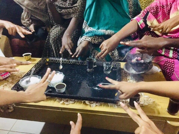 بالصور ...حيلة "زواج" ذكية تنجح في انقاذ متظاهرات سودانيات من قوات الأمن بنات امدرمان1
