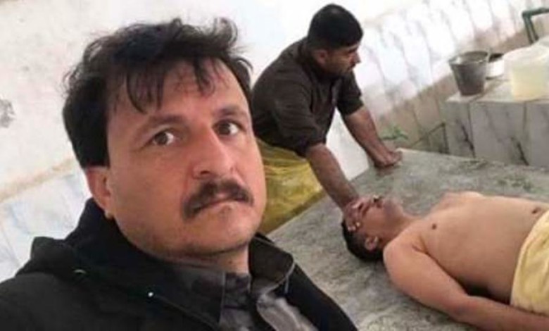 ضجة في العراق.. حفار قبور عراقي يلتقط سيلفي مع "ميت" حفار قبور