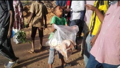 اتحاد المخابز بالخرطوم يُحذر من التلاعب في الدقيق المدعوم طفل يوزع الخبز