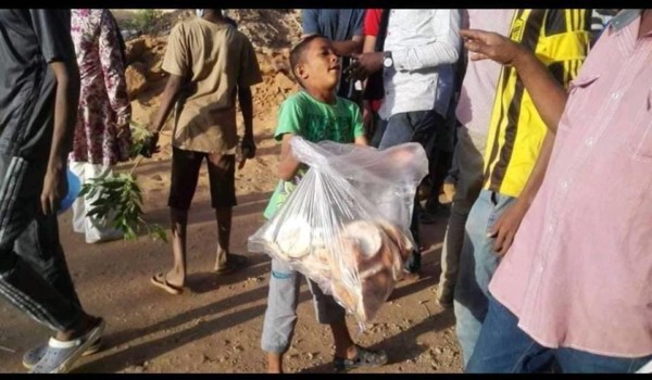 بالصورة..طفل يوزع الخبز على المتظاهرين بأم درمان تثير ضجة طفل يوزع الخبز