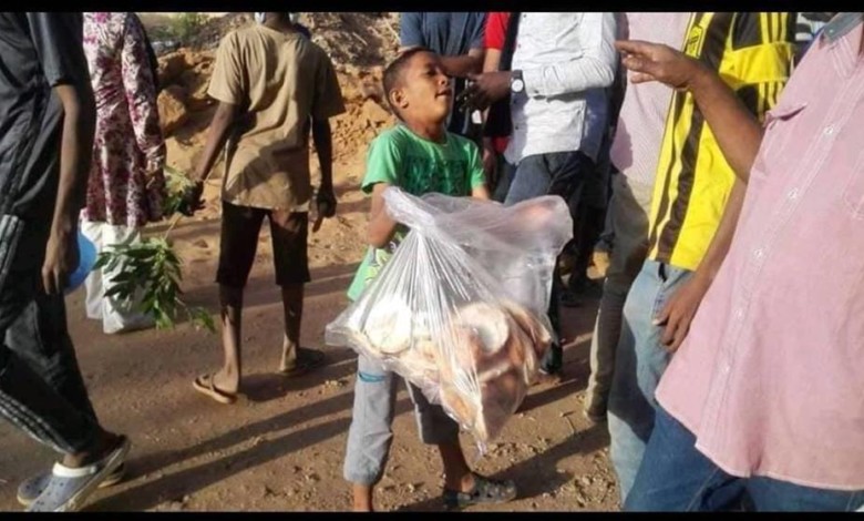 اتحاد المخابز بالخرطوم يُحذر من التلاعب في الدقيق المدعوم طفل يوزع الخبز
