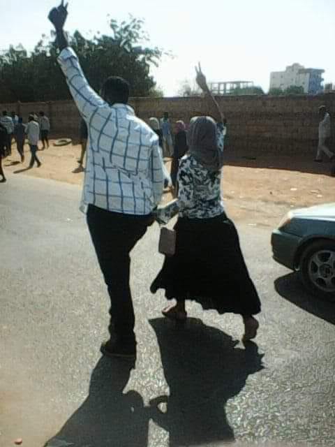 بالصورة ..عريس سوداني يقطع شهر العسل ويصطحب زوجته للمظاهرات عريس شهر العسل