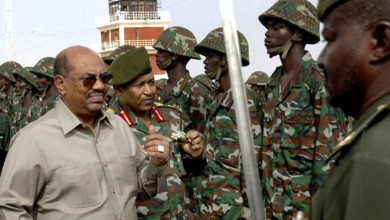 مسؤول سوداني سابق يكشف متى ينحاز “الجيش” للمحتجين والإطاحة بالبشير! عمر البشير 4
