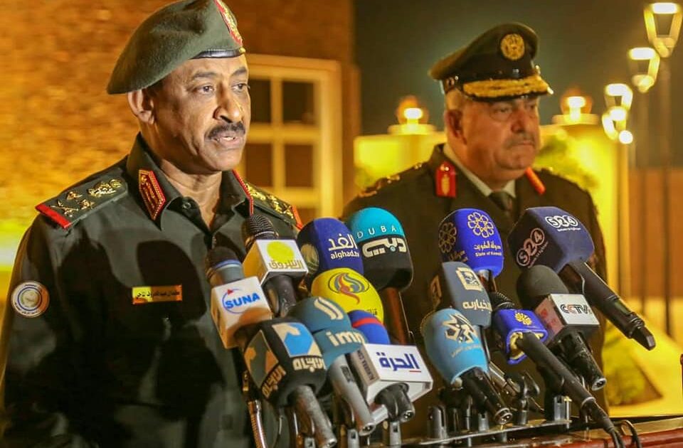 شاهد بالفيديو.. الجنرال كمال عبد المعروف يتحدث في مقطع نادر قبل 11 عام ويتنبأ فيه بمصير السودان: (الخطر الجاي أكبر.. بتقبلوا لأهلكم إنو يكون شايلين البقجة ومفزوعين في كل مكان؟) كمال عبد المعروف