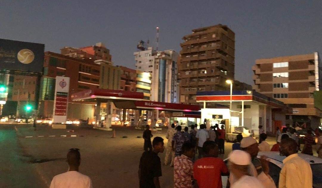 الشرطة السودانية تلقي القبض على مطلوب جنائياً هدد بتفجير نفسه داخل محطة وقود بالخرطوم محطه