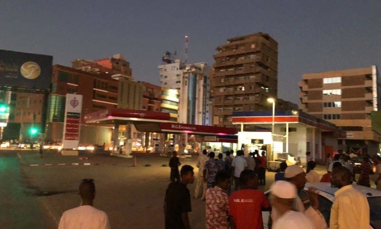 الشرطة السودانية تلقي القبض على مطلوب جنائياً هدد بتفجير نفسه داخل محطة وقود بالخرطوم محطه