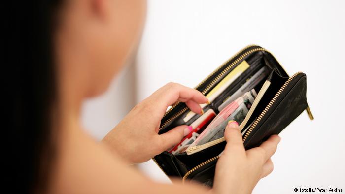 لهذه الأسباب.. احذر وضع محفظة النقود في الجيب الخلفي؟ محفظه