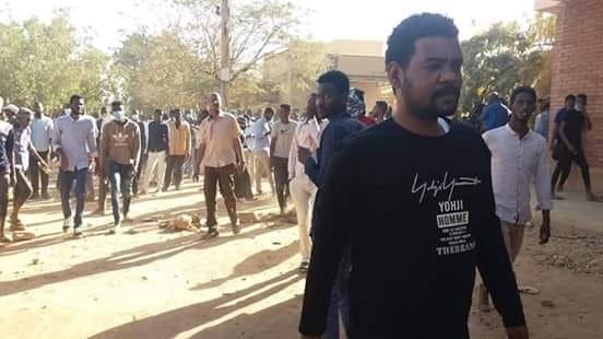 بالصورة .. المطرب هاني عابدين ينضم للمحتجين بمدينة أمدرمان هاني عابدين