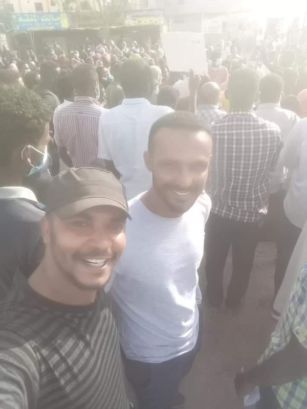 بالصورة..نجم الكرة السودانية هيثم مصطفى ينضم للمظاهرات في الشارع هيثم مصطفى