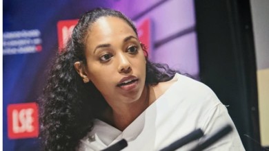 بالصور .. ضرب مراسلة "CNN" في السودان وتمزيق ملابسها يسرى الباقر