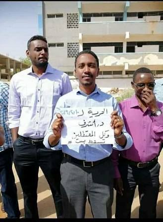 بالصورة .. “انبراش” قروبات نسائية بطبيب يقف في الاحتجاجات.. (جندي البلد لاب كوت وسماعة وغمازة) أطباء