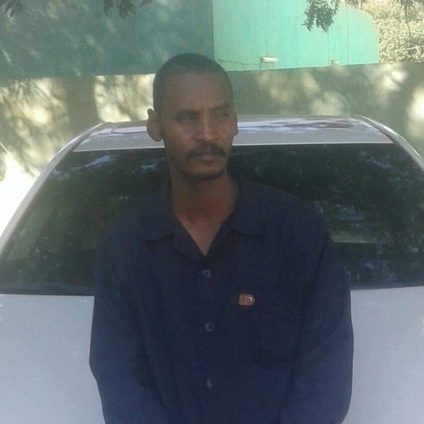 بالصورة ..صحفي ينشر أول صورة لأحد المتهمين بقتل المعلم السوداني اوشيك احمد
