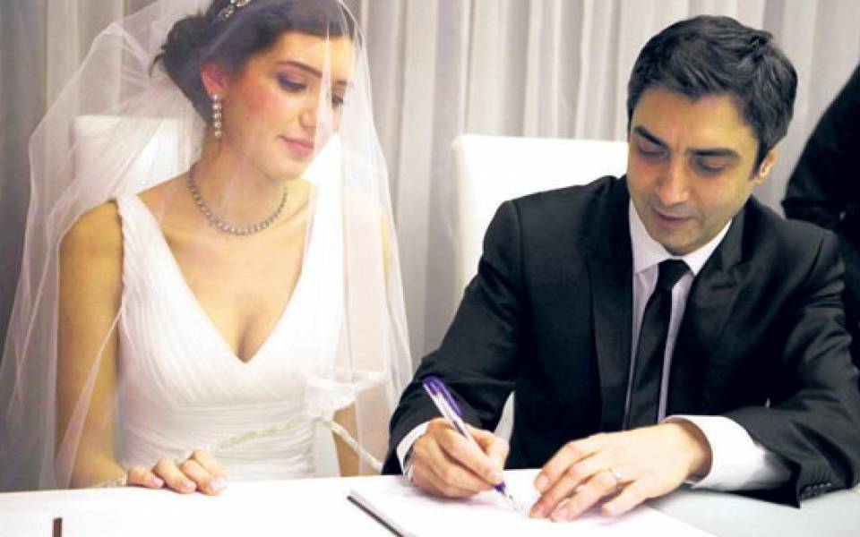 بعد "الخطأ الفادح".. بطل "وادي الذئاب" يطلق زوجته بطل مسلسل وادي الذئاب