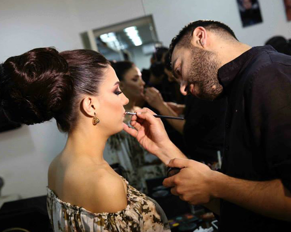 اضبط.. رجال ينافسون (خبيرات التجميل) في المهنة..!! تجميل رجال