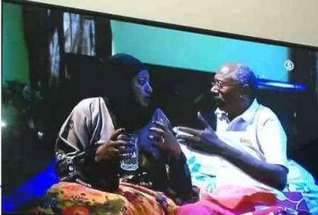 رواد مواقع التواصل: أول مرة في تاريخ الدراما السودانية نشاهد رجل ومرأة يمثلون وهم راقدين في سرير واحد (دا تطور لمن تهور) مسلس اكس لارج