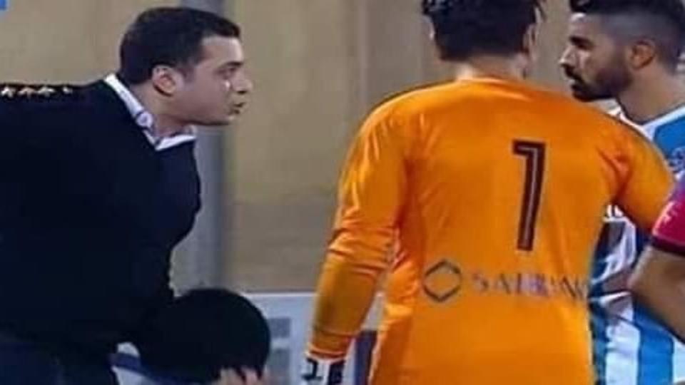 ضابط يقتحم ملعبا خلال مباراة في مصر.. فما السبب؟ مصر