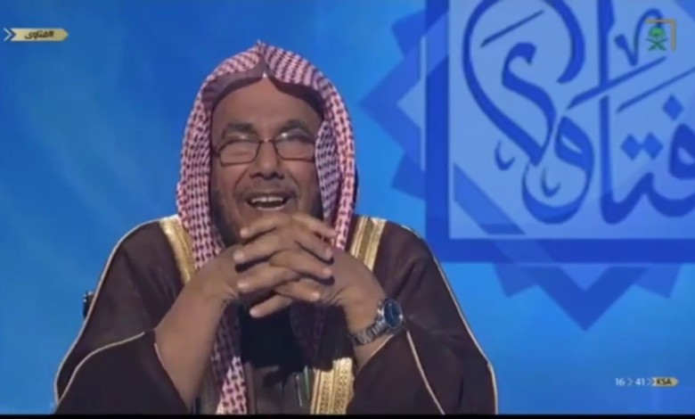 هل يجوز للشخص حجز مكان في المسجد والخروج لقضاء أمر ثم يعود؟.. الشيخ "المطلق" يُجيب 139854