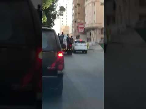 بالفيديو .. أولاد يتسلقون مركبة معرضين حياتهم للخطر 140554