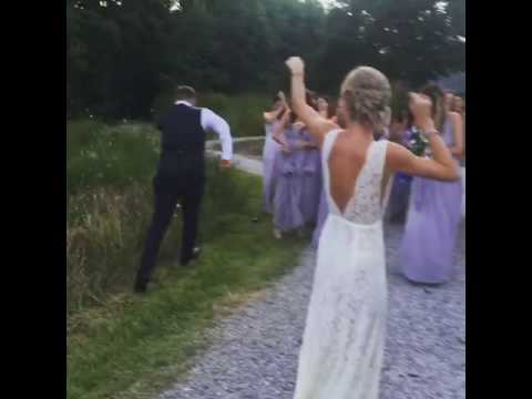 شاهد ماذا فعل هذا الشاب عندما التقطت حبيبته باقة العروس 143572