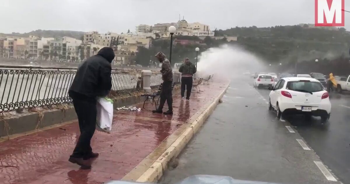 بالفيديو والصور... السماء تمطر أسماكا في مالطا 144944