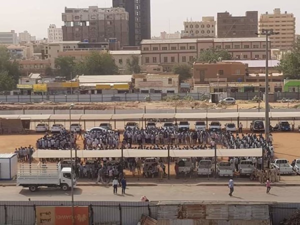 بالصورة ..إستعدادات قصوى لقوات الأمن بانتظار مظاهرات اليوم بالخرطوم 52276920 2380150438869900 609930796785991680 n
