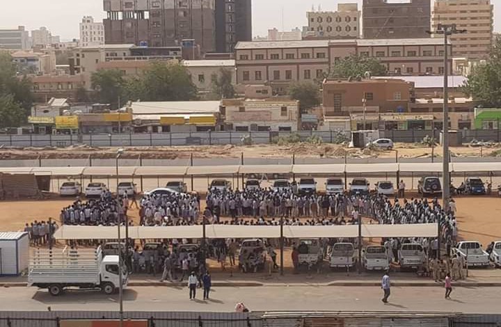 المعارضة تحذر من مخطط حكومي لفض اعتصام آلاف السودانيين بالقوة 52276920 2380150438869900 609930796785991680 n