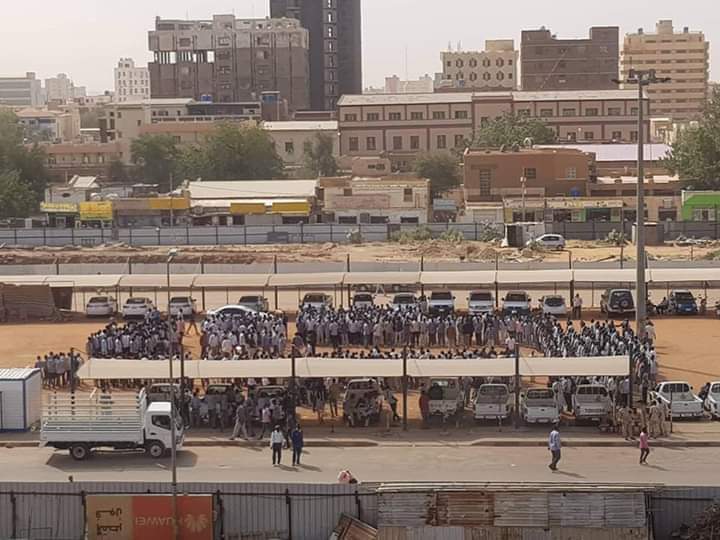 المعارضة تحذر من مخطط حكومي لفض اعتصام آلاف السودانيين بالقوة 52276920 2380150438869900 609930796785991680 n