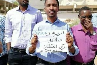 بالصورة .. “انبراش” قروبات نسائية بطبيب يقف في الاحتجاجات.. (جندي البلد لاب كوت وسماعة وغمازة) أطباء