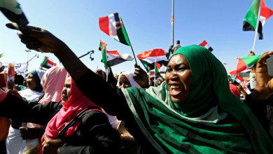 وقفة سلمية صامتة للمعلمين أمام وزارة التربية بالخرطوم والسلطة تتدخل اضراب